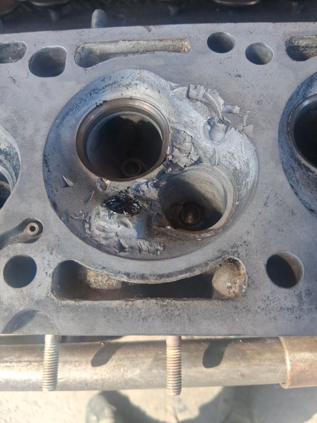 Antes: cámara de combustión Chevrolet GM dañada - Regasa, reparación de cámaras en Barinas