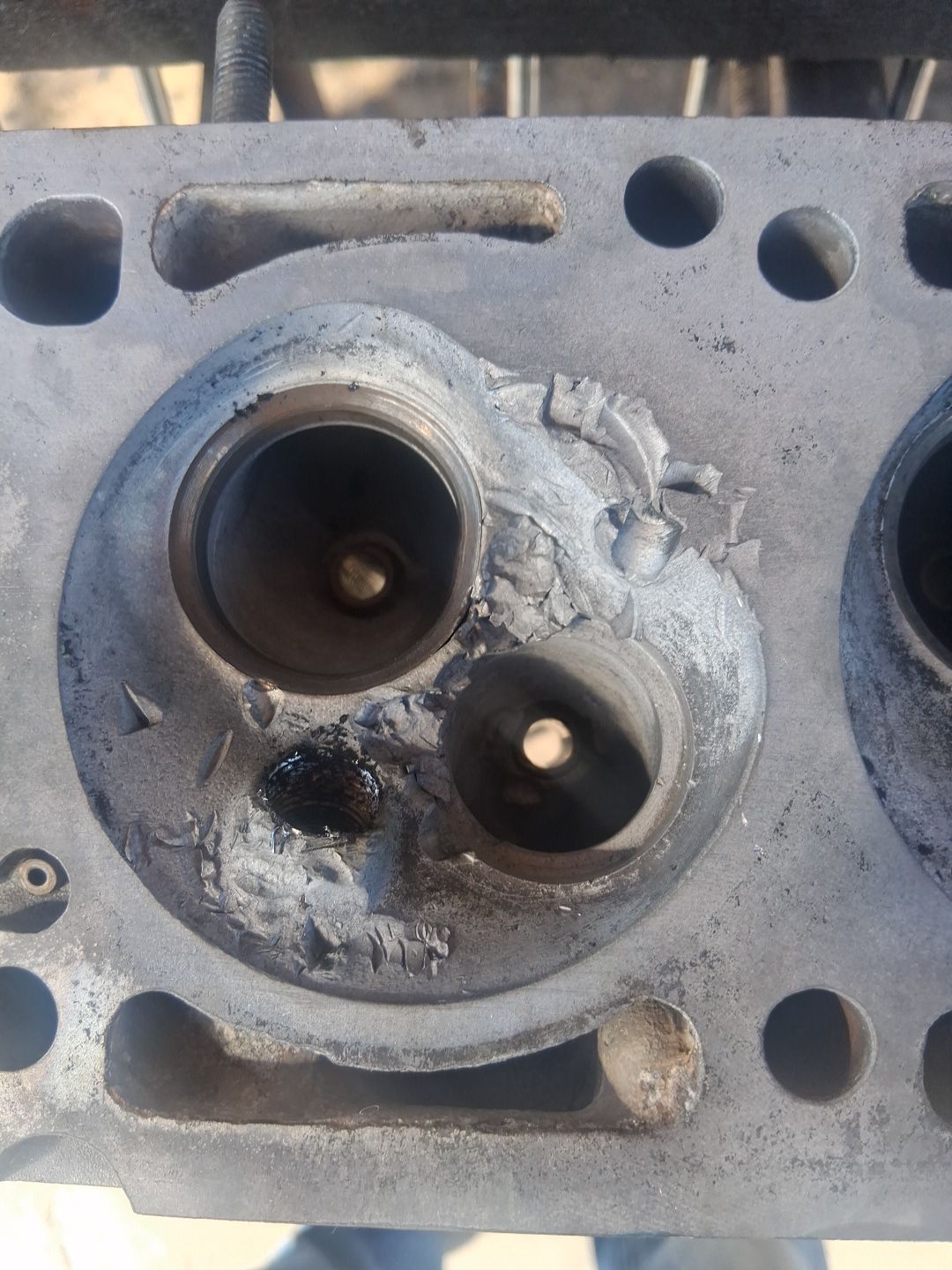 Antes: cámara Chevrolet GM con asiento de válvula destruido - Regasa, reparación de cámaras en Barinas