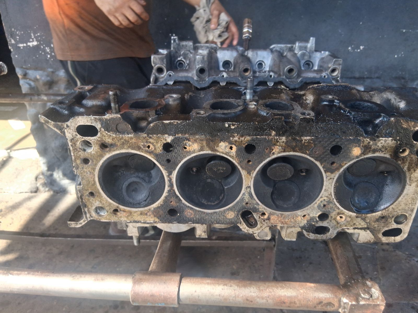 Antes: cámara de motor a gasolina 8 válvulas oxidada y carbonizada - Regasa, reparación de cámaras en Barinas
