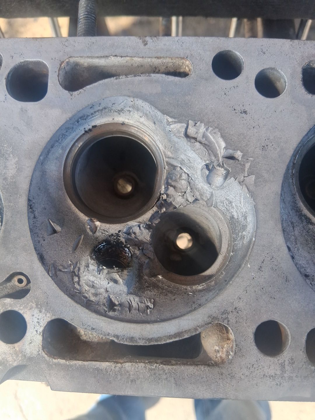 Reparación de cámara para autos en Barrancas, Barinas - culata Chevrolet GM con daño en el cilindro